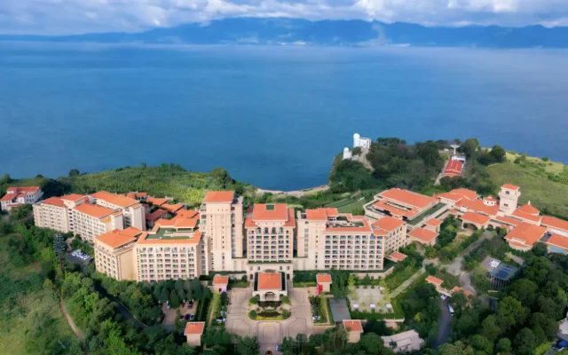 The Sapphire Oasis: Inside Yunnan’s Premier Lakeside Estate